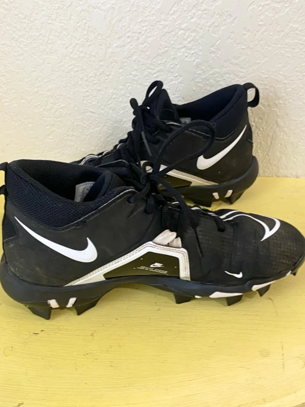 Nike Fast Flex  Size 6  Women’s Black Soccer Cleats